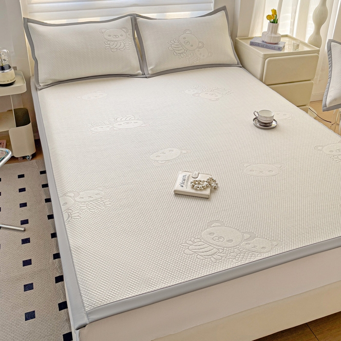 91家纺网 家纺一手货源 找家纺 富馨莱 2025新款A类480克PE凉感凉豆豆凉席三件套和单件平铺款 快乐熊仔