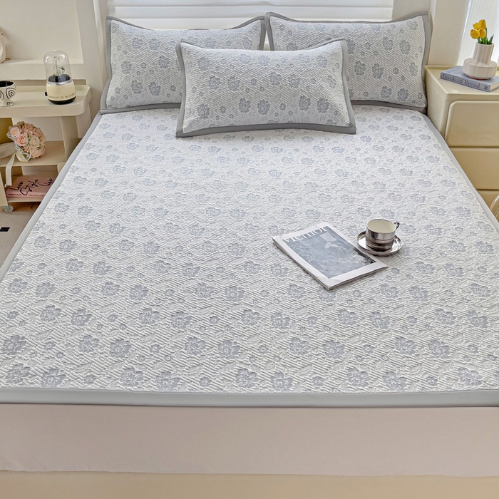 91家纺网 家纺一手货源 找家纺 富馨莱 2025新款A类480克PE凉感凉豆豆凉席三件套和单件平铺款 玫瑰花园-灰