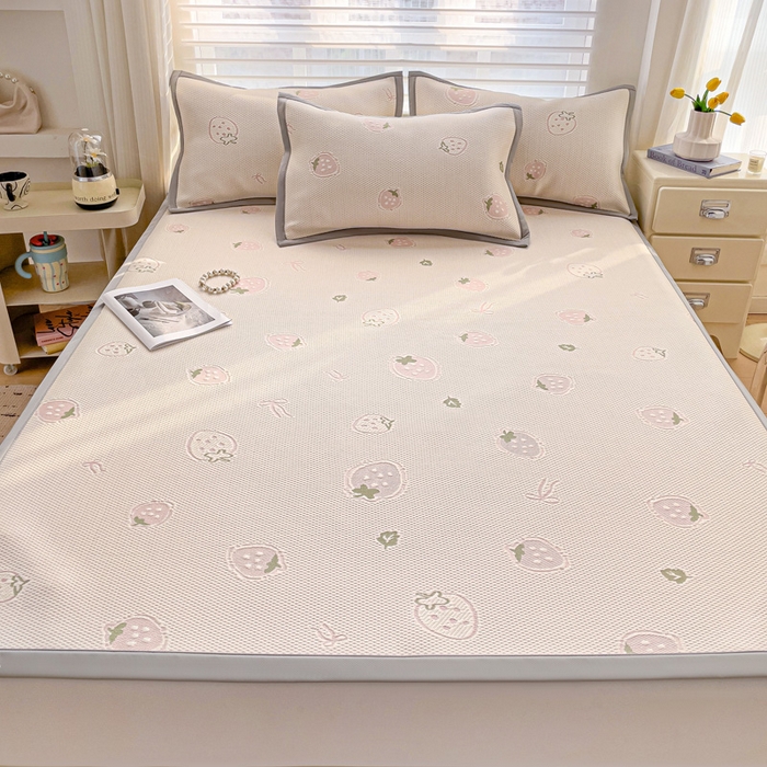 91家纺网 家纺一手货源 找家纺 富馨莱 2025新款A类480克PE凉感凉豆豆凉席三件套和单件平铺款 草莓乐园