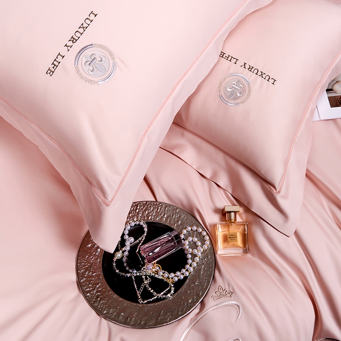 91家纺网 家纺一手货源 找家纺 U品汇 2025新款60s支贡缎长绒棉刺绣花四件套纯棉全棉100%棉礼盒包装 简凡-豆沙