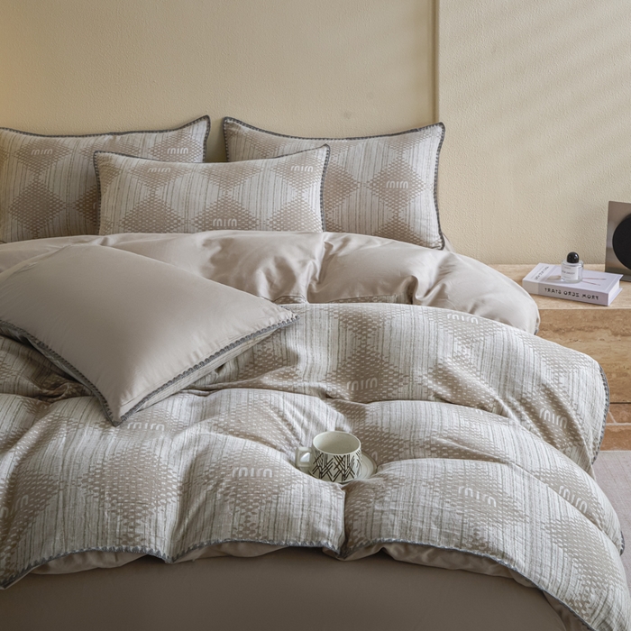 91家纺网 家纺一手货源 找家纺 2025新款亲肤全棉三层纱提花四件套 菱格-露褐