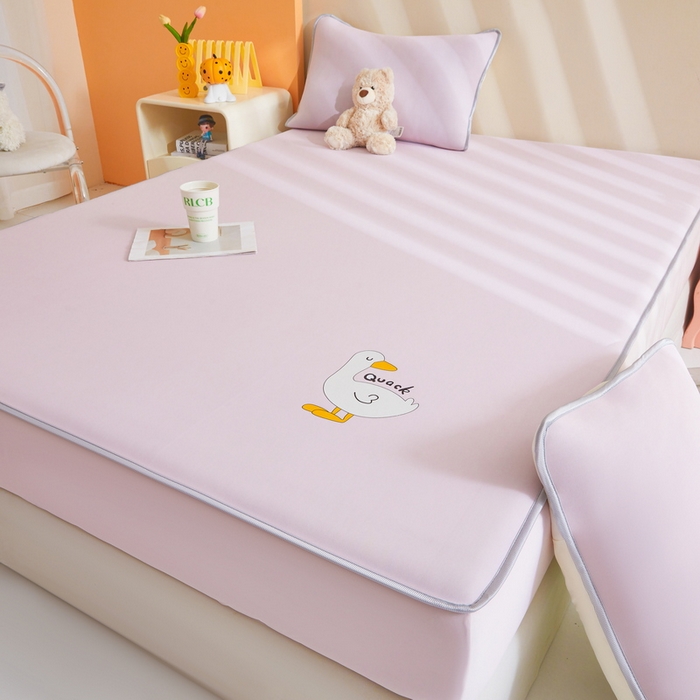 91家纺网 家纺一手货源 找家纺 2025春夏新款独家研发太空层凉感鸭冰丝烫画软凉席床笠款 凉感鸭-樱花粉