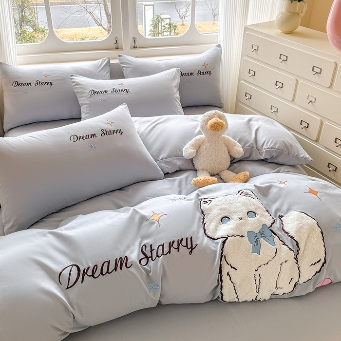 91家纺网 家纺一手货源 找家纺 凯美 2025新款超柔水洗棉卡通贴布绣四件套 幸运小猫-浅灰