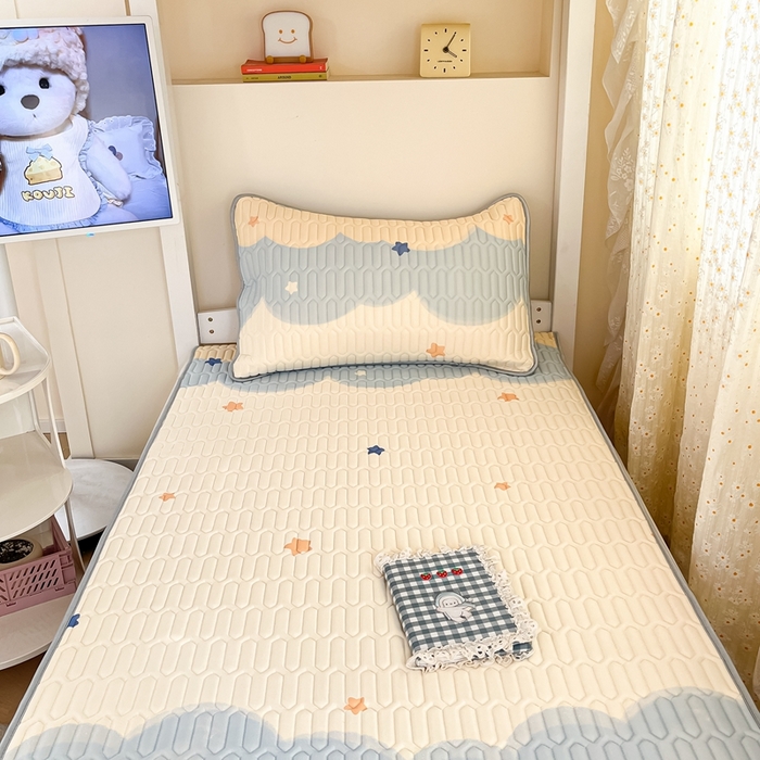 91家纺网 家纺一手货源 找家纺 川悦生活 2025新款小阪凉感丝印花凉席-学生床 海盐星空