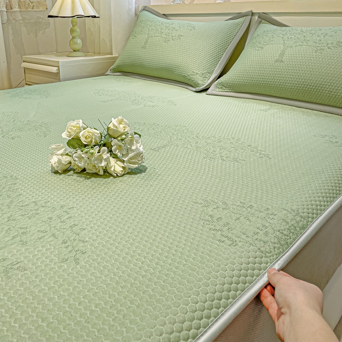 91家纺网 家纺一手货源 找家纺 富馨莱 2025新款A类480克PE凉感凉豆豆凉席三件套和单件床笠款 发财树-绿