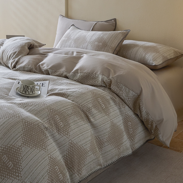 91家纺网 家纺一手货源 找家纺 2025新款亲肤全棉三层纱提花四件套 菱格-露褐