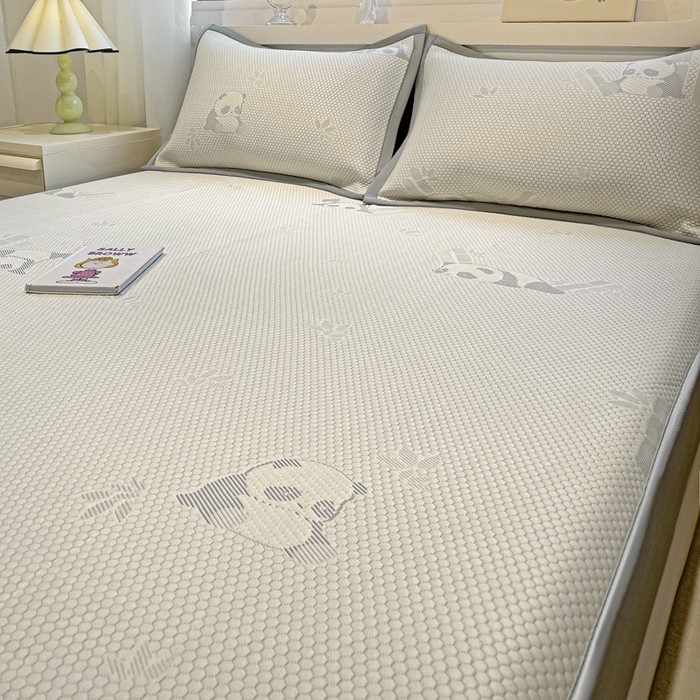 91家纺网 家纺一手货源 找家纺 富馨莱 2025新款A类480克PE凉感凉豆豆凉席三件套和单件床笠款 熊猫嘟嘟-灰