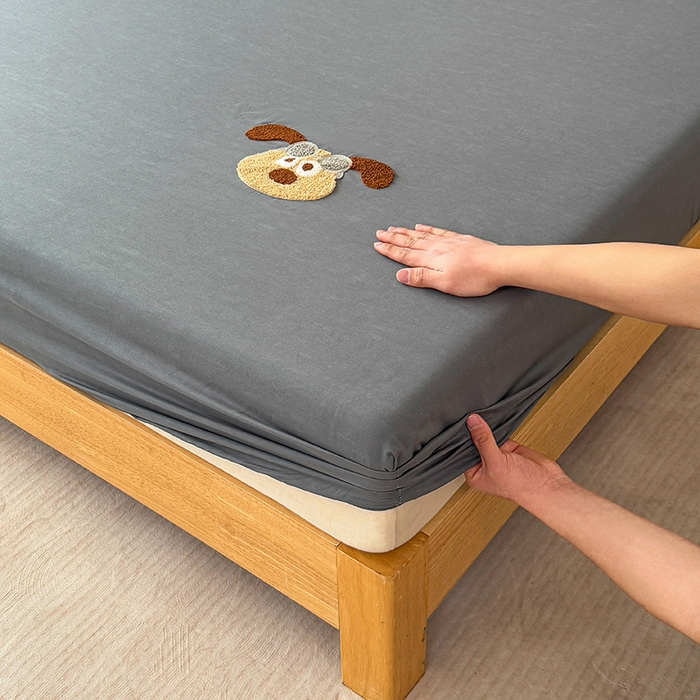 91家纺网 家纺一手货源 找家纺 澳梵家居 2025新款A类全棉毛巾绣床笠 飞天小狗-灰色