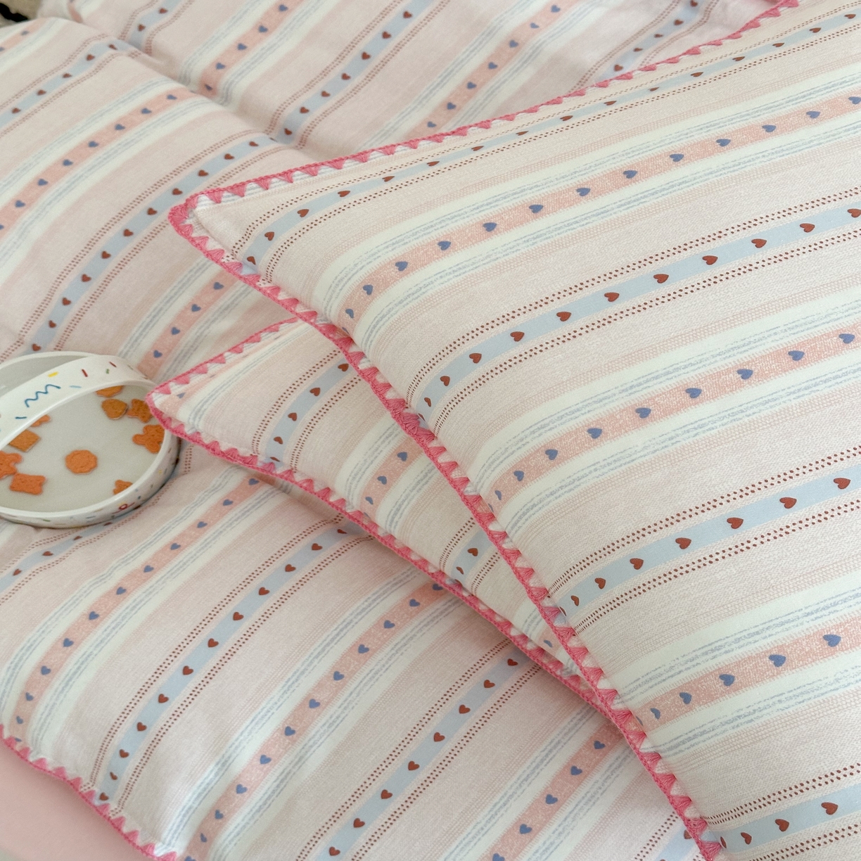 91家纺网 家纺一手货源 找家纺 2025新款春夏新品工艺款全棉双层纱贝壳边四件套 小心动