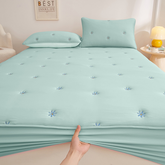 91家纺网 家纺一手货源 找家纺 盛眠 2025新款水洗棉刺绣夹棉床笠床罩家用床垫套 雏菊 绿