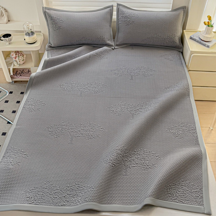 91家纺网 家纺一手货源 找家纺 富馨莱 2025新款A类480克PE凉感凉豆豆凉席三件套和单件平铺款 发财树-灰