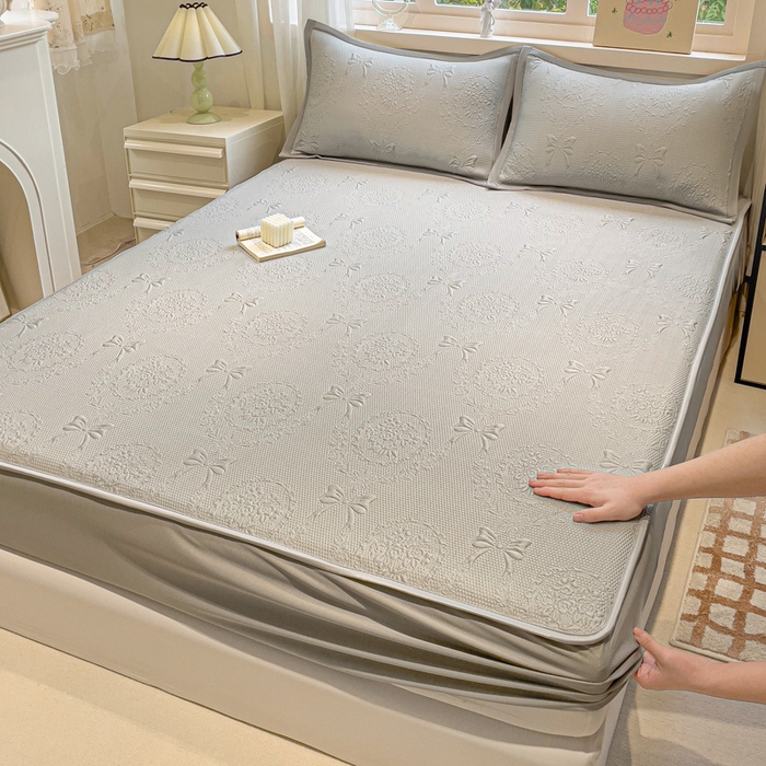 91家纺网 家纺一手货源 找家纺 富馨莱 2025新款A类480克PE凉感凉豆豆凉席三件套和单件床笠款 蝴蝶結-灰