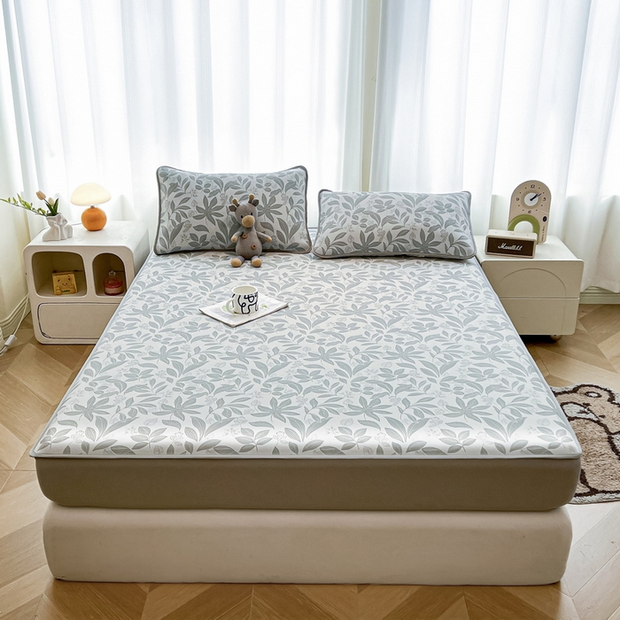 91家纺网 家纺一手货源 找家纺 2025春夏新款独家研发太空层凉感软席冰丝印花凉席床笠款 绿茵