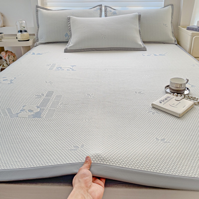 91家纺网 家纺一手货源 找家纺 富馨莱 2025新款A类480克PE凉感凉豆豆凉席三件套和单件平铺款 熊猫嘟嘟-蓝