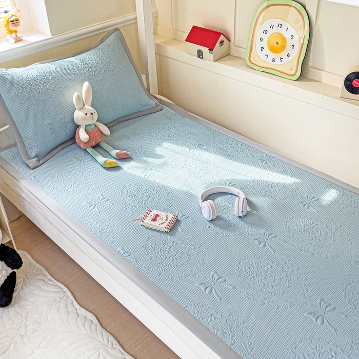 91家纺网 家纺一手货源 找家纺 富馨莱 2025新款A类480克PE凉感凉豆豆凉席三件套和单件学生款 蝴蝶結-蓝