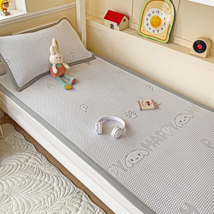 91家纺网 家纺一手货源 找家纺 富馨莱 2025新款A类480克PE凉感凉豆豆凉席三件套和单件学生款 呆呆狗