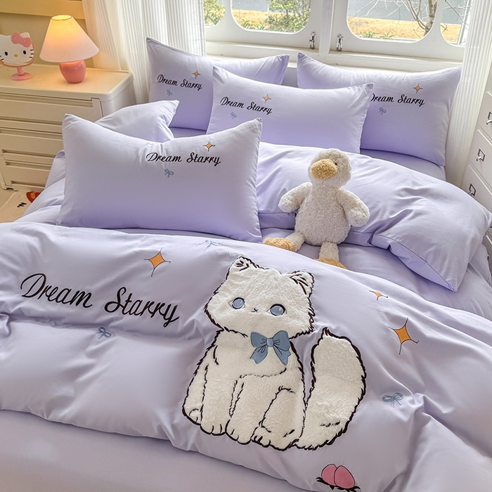 91家纺网 家纺一手货源 找家纺 凯美 2025新款超柔水洗棉卡通贴布绣四件套 幸运小猫-浅紫