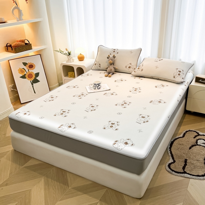 91家纺网 家纺一手货源 找家纺 2025春夏新款独家研发太空层凉感软席冰丝印花凉席床笠款 可可熊