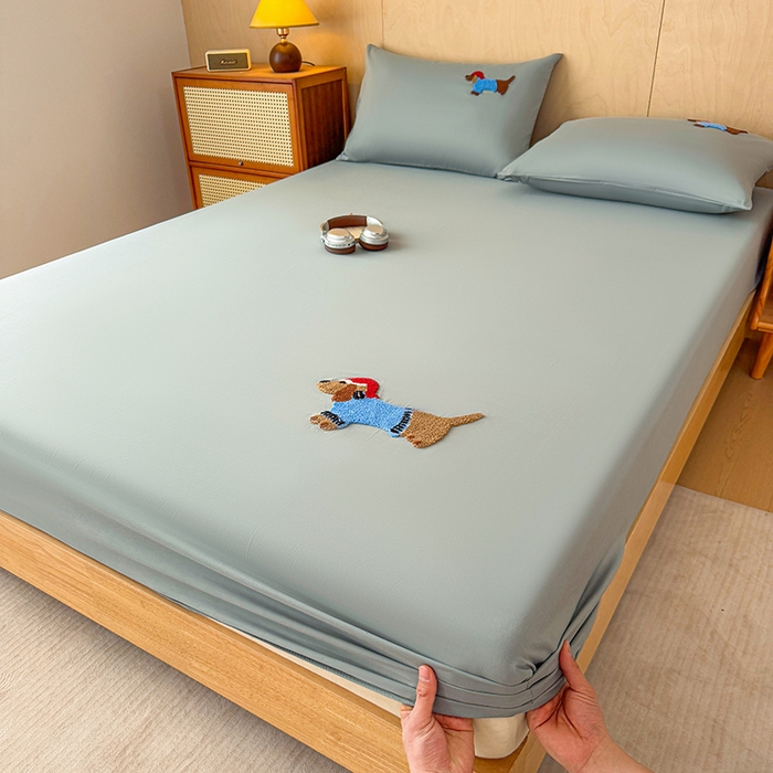 91家纺网 家纺一手货源 找家纺 澳梵家居 2025新款A类全棉毛巾绣床笠 腊肠小狗-灰