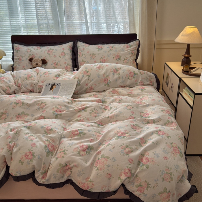 91家纺网 家纺一手货源 找家纺 曼之夏 2025春夏新款A类全棉纯棉邹邹纱花边款四件套 秘密花园