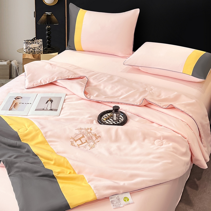 91家纺网 家纺一手货源 找家纺 梦舒羽 2025新款清凉舒适水洗冰丝双拼亮钻夏被四件套 双拼亮钻优雅粉