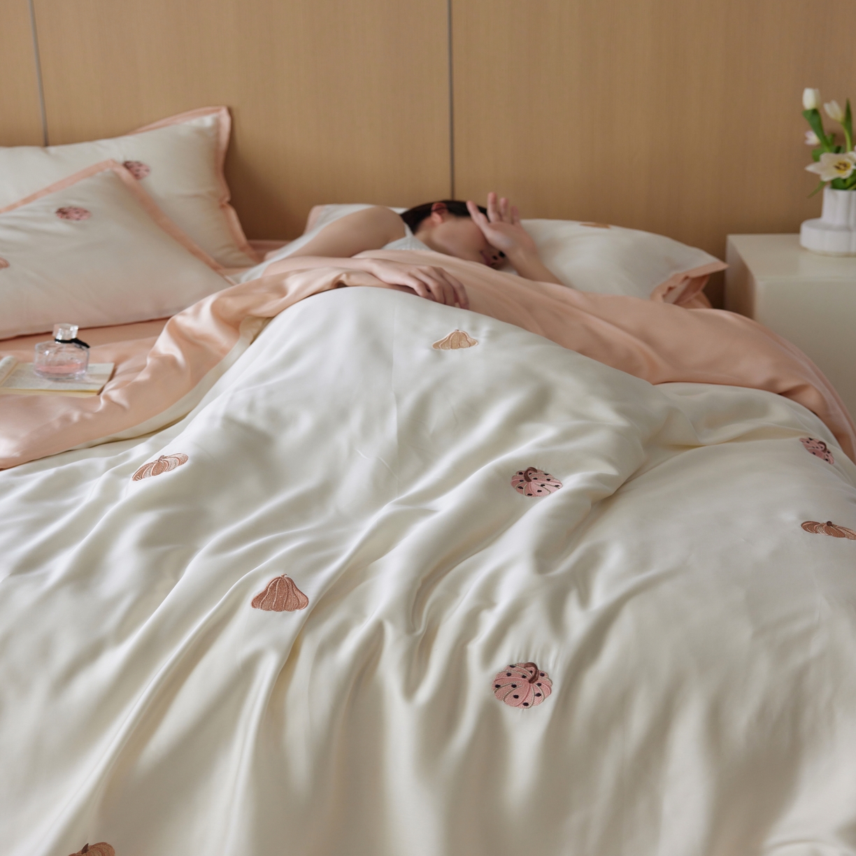 91家纺网 家纺一手货源 找家纺 风向标家纺  2025新款奥地利进口60s兰精天丝拼边款（风格一） 草间南瓜