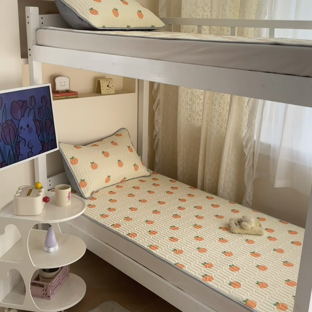 91家纺网 家纺一手货源 找家纺 川悦生活 2025新款小阪凉感丝印花凉席-学生床 蜜柑夏语