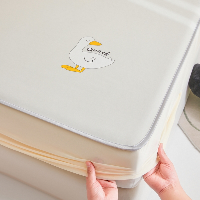 91家纺网 家纺一手货源 找家纺 2025春夏新款独家研发太空层凉感鸭冰丝烫画软凉席床笠款 凉感鸭-奶昔黄