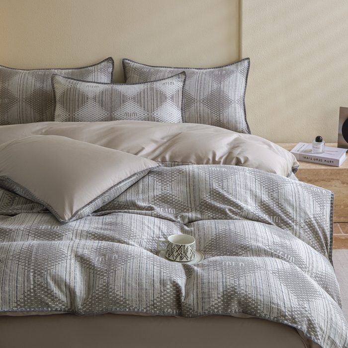 91家纺网 家纺一手货源 找家纺 2025新款亲肤全棉三层纱提花四件套 菱格-月灰