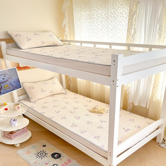 91家纺网 家纺一手货源 找家纺 川悦生活 2025新款小阪凉感丝印花凉席-学生床 奶噗樱桃