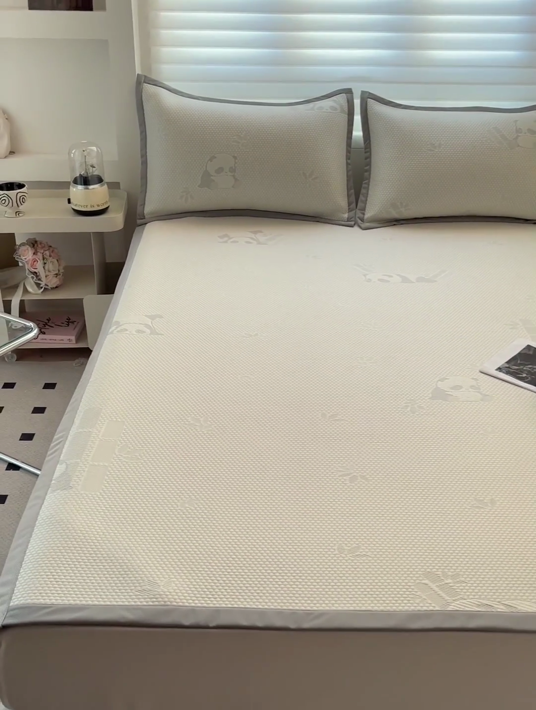 91家纺网 家纺一手货源 找家纺 富馨莱 2025新款A类480克PE凉感凉豆豆凉席三件套和单件平铺款 熊猫嘟嘟-灰