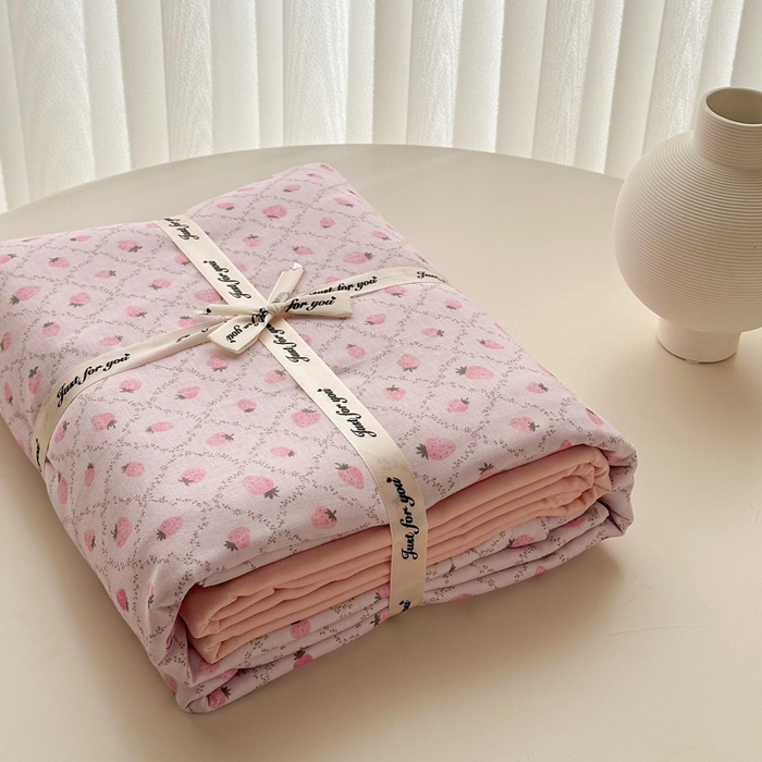 91家纺网 家纺一手货源 找家纺 塞纳 2026新款.全棉有氧双层纱四件套-场景一 奶油草莓-紫