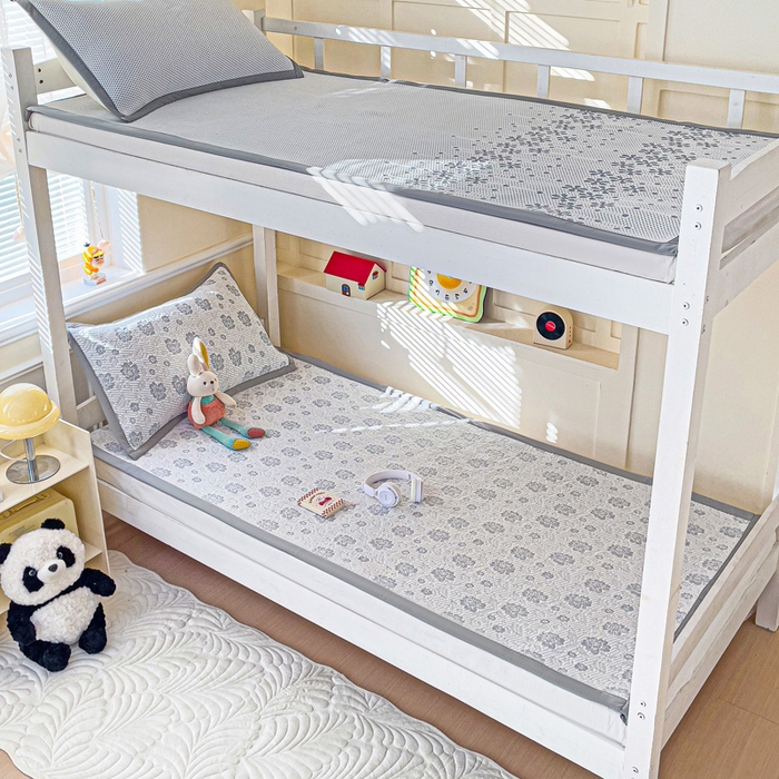 91家纺网 家纺一手货源 找家纺 富馨莱 2025新款A类480克PE凉感凉豆豆凉席三件套和单件学生款 玫瑰花园-灰