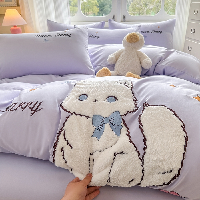 91家纺网 家纺一手货源 找家纺 凯美 2025新款超柔水洗棉卡通贴布绣四件套 幸运小猫-浅紫