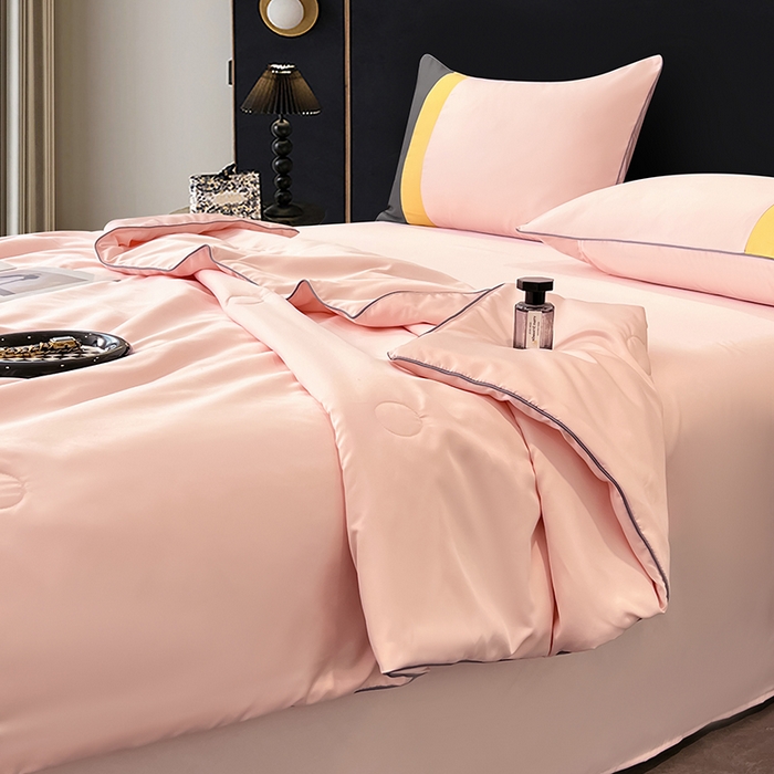 91家纺网 家纺一手货源 找家纺 梦舒羽 2025新款清凉舒适水洗冰丝双拼亮钻夏被四件套 双拼亮钻优雅粉