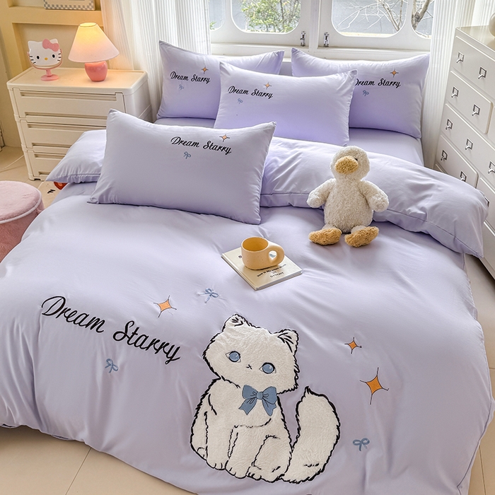 91家纺网 家纺一手货源 找家纺 凯美 2025新款超柔水洗棉卡通贴布绣四件套 幸运小猫-浅紫