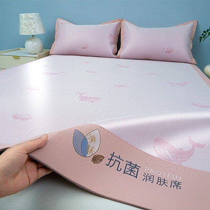91家纺网 家纺一手货源 找家纺 玖明家纺 2025新款精品凉席净味抗菌凉感冰丝席 鲸鱼-粉