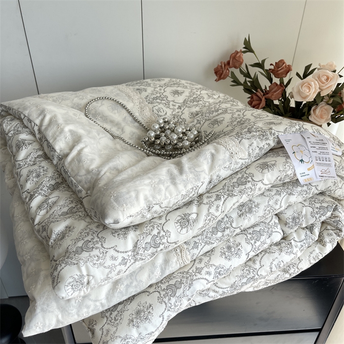 91家纺网 家纺一手货源 找家纺 奈萝家纺 奈萝2025新款全棉13372法式花边纯棉夏被春秋被 浅黛灰