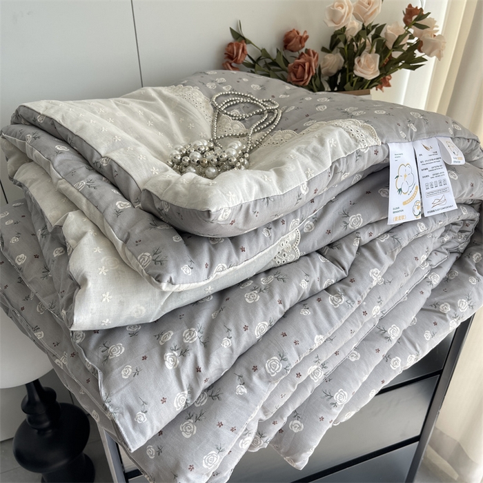 91家纺网 家纺一手货源 找家纺 奈萝家纺 奈萝2025新款全棉13372法式花边纯棉夏被春秋被 灰色玫瑰