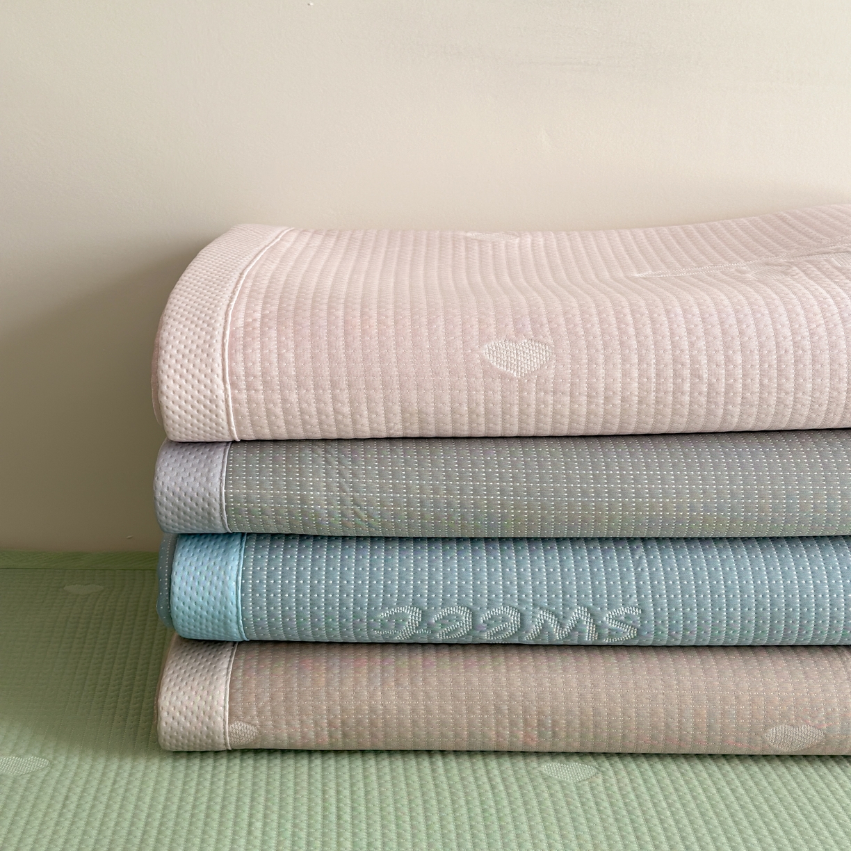 91家纺网 家纺一手货源 找家纺 2025新款夏季3D清凉感纯色凉豆豆系列凉席床笠 粉色