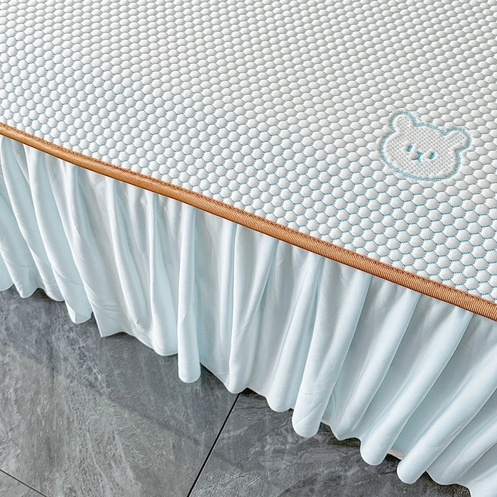 91家纺网 家纺一手货源 找家纺 爱洛家纺 2025新款凉感丝豆豆床裙席 浅天蓝小熊