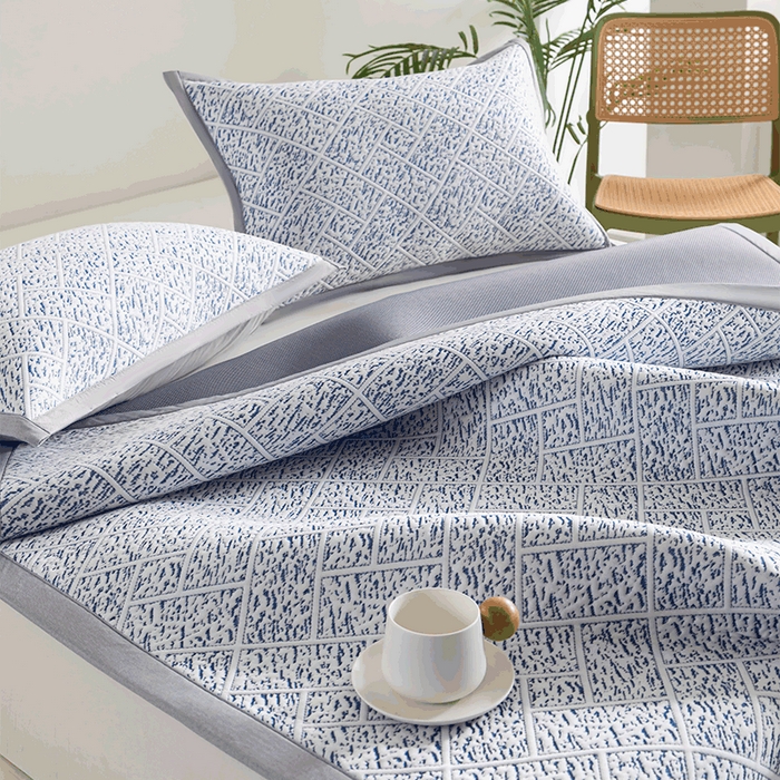 91家纺网 家纺一手货源 找家纺 鑫姿席业 2025新款A类凉感冰豆豆席 雅致床席款-冰深蓝