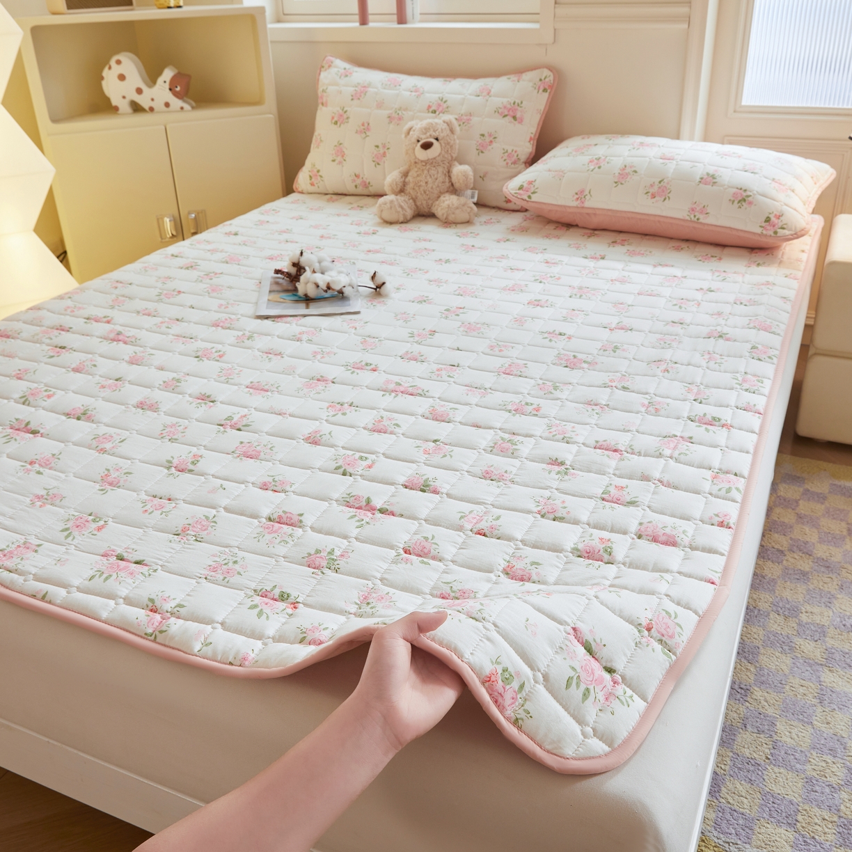 91家纺网 家纺一手货源 找家纺 魅图家纺 2025新款A类云朵棉抗菌棉花床护垫 浪漫花园