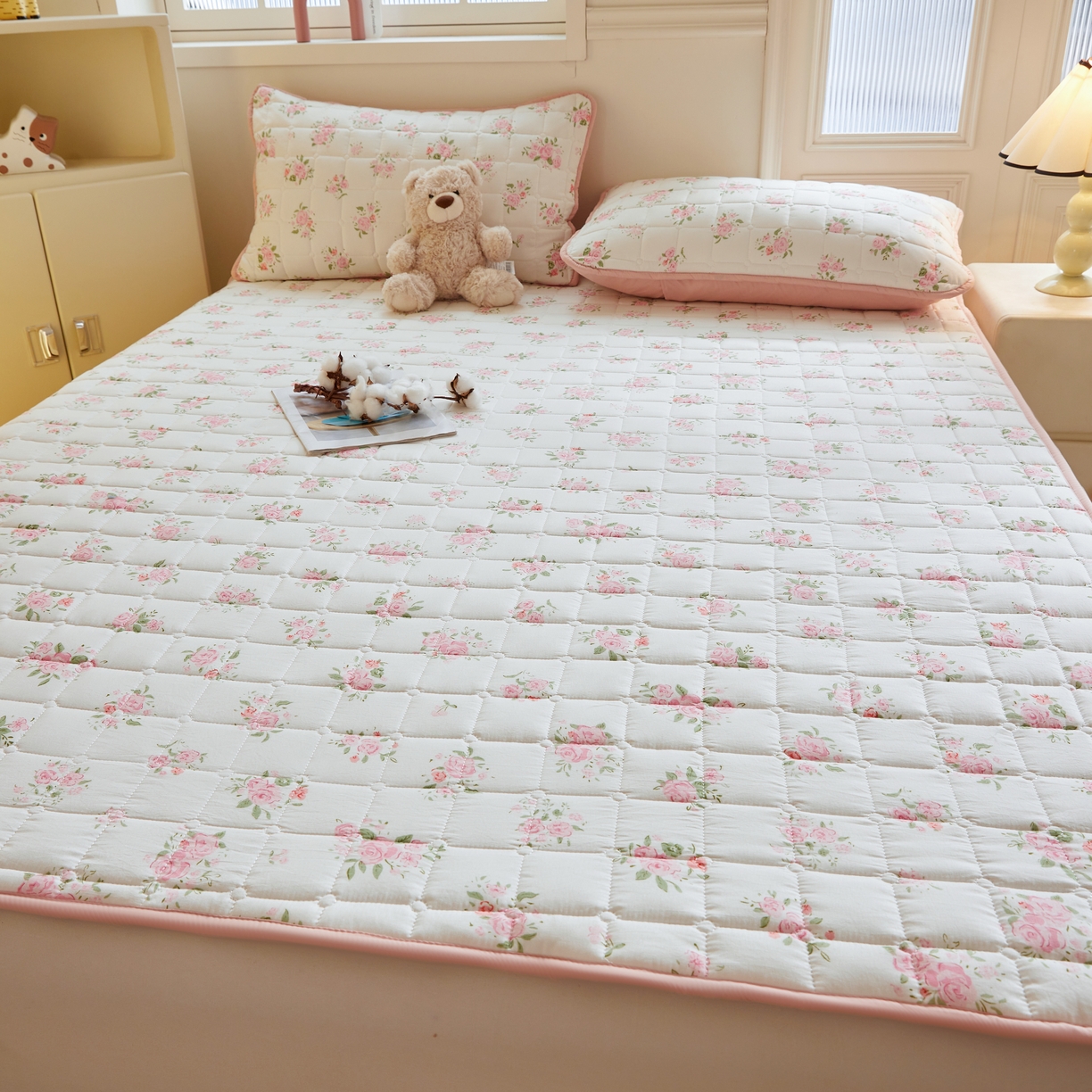 91家纺网 家纺一手货源 找家纺 魅图家纺 2025新款A类云朵棉抗菌棉花床护垫 浪漫花园