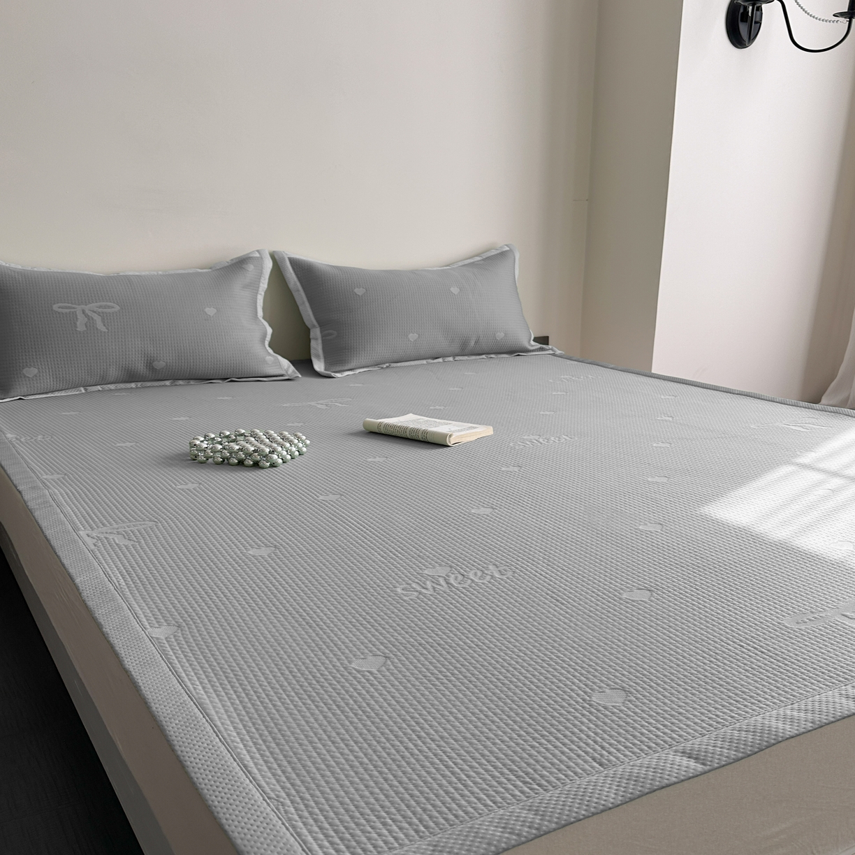 91家纺网 家纺一手货源 找家纺 2025新款夏季3D清凉感纯色凉豆豆系列凉席床笠 灰色