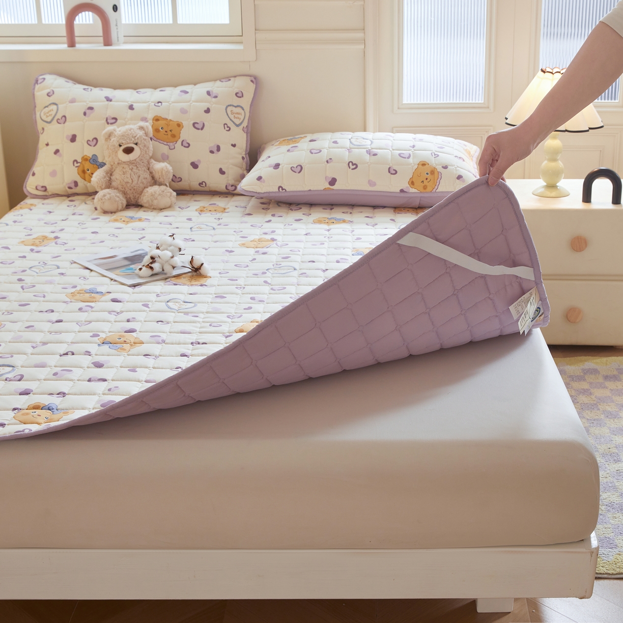 91家纺网 家纺一手货源 找家纺 魅图家纺 2025新款A类云朵棉抗菌棉花床护垫 爱心熊