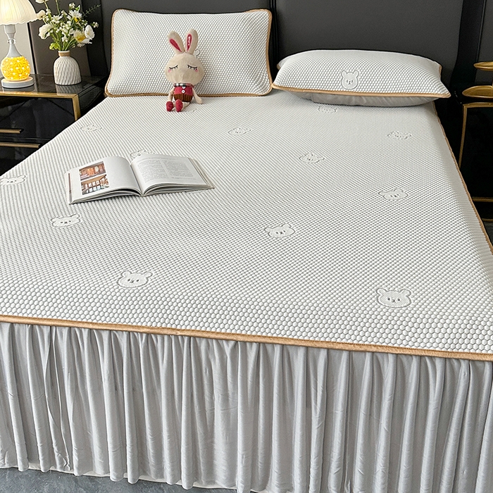 91家纺网 家纺一手货源 找家纺 爱洛家纺 2025新款凉感丝豆豆床裙席 浅灰~小熊