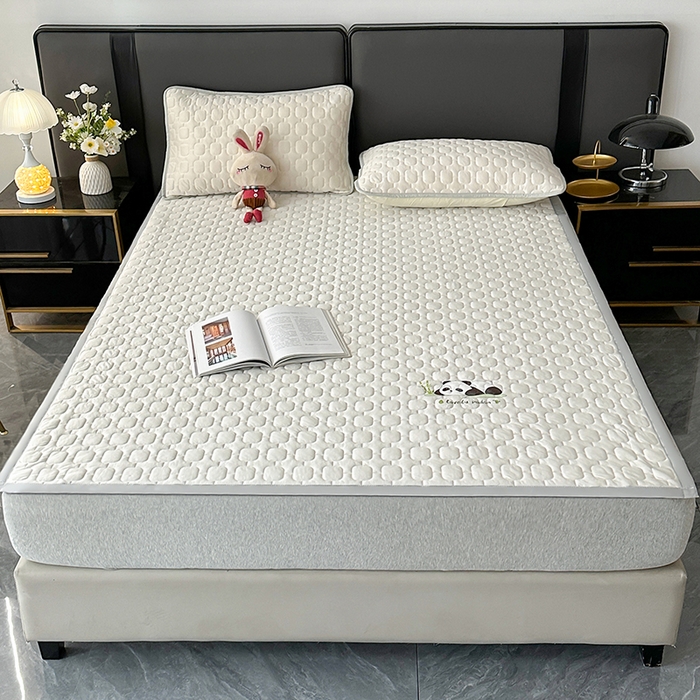 91家纺网 家纺一手货源 找家纺 爱洛家纺 2025新款凉感丝羽丝棉床垫 熊猫-奶白