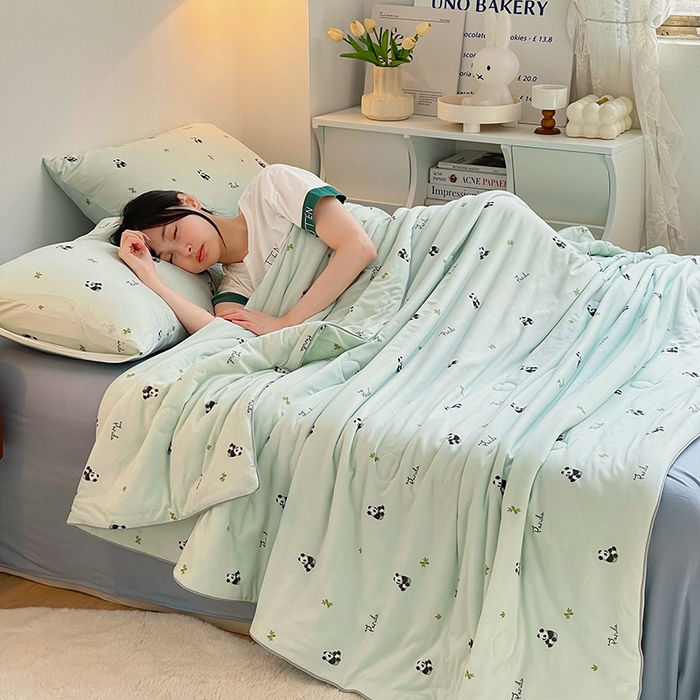 91家纺网 家纺一手货源 找家纺 简爱 2025新款A类针织棉大豆纤维夏被 竹叶小熊