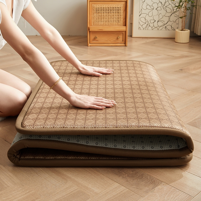 91家纺网 家纺一手货源 找家纺 迪乐妮 2025新款抑菌冰丝地垫床垫爬爬垫-小床图 抑菌冰丝垫罗马格-咖